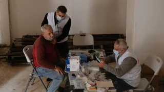 Un médico de MSF revisa el pecho de un hombre desplazado mientras un enfermero registra sus constantes vitales. Líbano, Beirut, 2026.