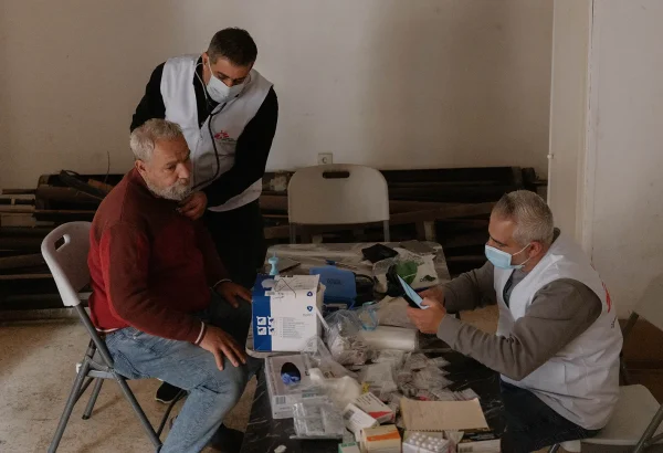 Un médico de MSF revisa el pecho de un hombre desplazado mientras un enfermero registra sus constantes vitales. Líbano, Beirut, 2026.