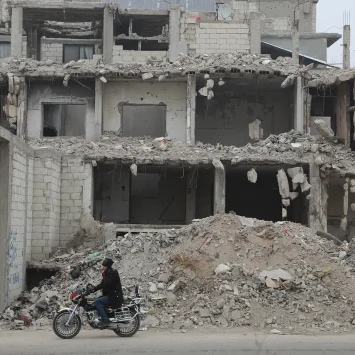 En Siria, los efectos de la guerra son testimonio de un sangriento conflicto que duró catorce años, mientras la gente intenta reconstruir sus vidas. Ciudad de Homs, barrio de Al-Khalediyah, diciembre de 2025