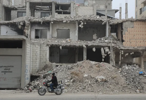 En Siria, los efectos de la guerra son testimonio de un sangriento conflicto que duró catorce años, mientras la gente intenta reconstruir sus vidas. Ciudad de Homs, barrio de Al-Khalediyah, diciembre de 2025