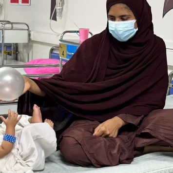 Cuando Nomania, de ocho meses, empezó a tener fiebre y tos, su madre, Nooria, le compró algunas inyecciones, pero su estado mejoró solo durante cinco días antes de que recayera y volviera a enfermar. Finalmente, fue derivada a las instalaciones de MSF en Kandahar, donde le diagnosticaron desnutrición y tuberculosis.