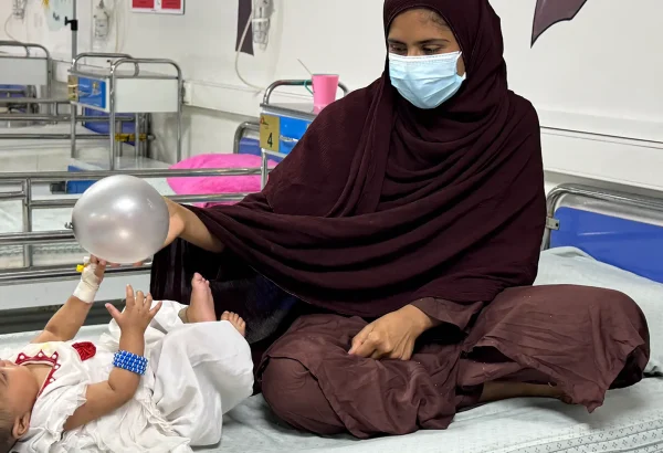 Cuando Nomania, de ocho meses, empezó a tener fiebre y tos, su madre, Nooria, le compró algunas inyecciones, pero su estado mejoró solo durante cinco días antes de que recayera y volviera a enfermar. Finalmente, fue derivada a las instalaciones de MSF en Kandahar, donde le diagnosticaron desnutrición y tuberculosis.