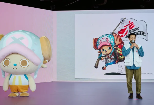 Tony Tony Chopper y Javid Abdelmoneim, presidente de MSF Internacional, en la rueda de prensa donde se anunció el nombramiento de Chopper como colaborador oficial de MSF en el estudio MIRAIKEN de Tokio, Japón.