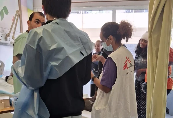 Alrededor de las 14:00 del domingo 5 de abril, las fuerzas israelíes atacaron una zona residencial densamente poblada de Beirut, a pocos metros del Hospital Público Rafik Hariri, donde Médicos Sin Fronteras (MSF) presta apoyo en urgencias.