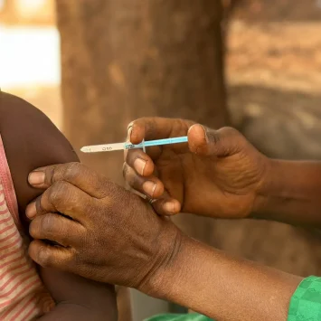 Diaka Kaba, miembro del equipo de MSF, administra una vacuna contra la difteria a un niño en Siguiri, Guinea.