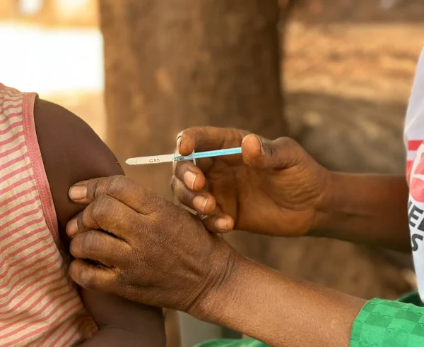 Diaka Kaba, miembro del equipo de MSF, administra una vacuna contra la difteria a un niño en Siguiri, Guinea.