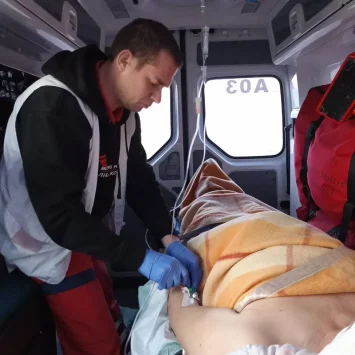 El ataque tuvo lugar a mediodía, cuando había adultos y niños en la calle, según informaron los médicos locales a los equipos de MSF.