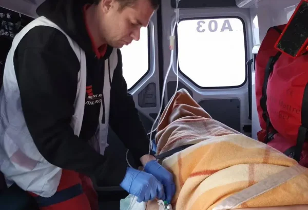 El ataque tuvo lugar a mediodía, cuando había adultos y niños en la calle, según informaron los médicos locales a los equipos de MSF.