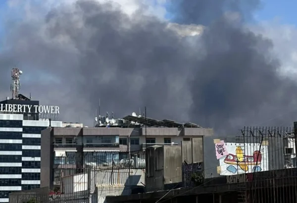 Humo que se eleva tras los ataques en Beirut. Varios ataques aéreos comenzaron en todo el Líbano menos de 10 horas después del anuncio de un alto al fuego regional. Líbano, 8 de abril de 2026.