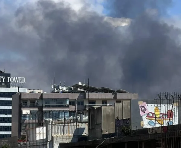 Humo que se eleva tras los ataques en Beirut. Varios ataques aéreos comenzaron en todo el Líbano menos de 10 horas después del anuncio de un alto al fuego regional. Líbano, 8 de abril de 2026.