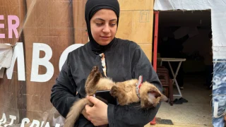 Una habitante de Líbano con su mascota. © MSF