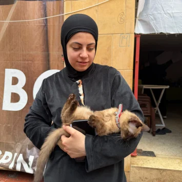 Una habitante de Líbano con su mascota. © MSF
