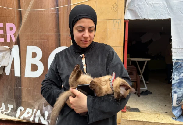 Una habitante de Líbano con su mascota. © MSF
