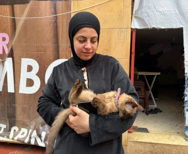 Una habitante de Líbano con su mascota. © MSF