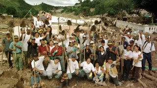 Integrantes de Médicos Sin Fronteras y personas voluntarias ayudando en la limpieza tras el paso del huracán Mitch.