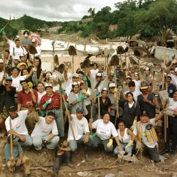 Integrantes de Médicos Sin Fronteras y personas voluntarias ayudando en la limpieza tras el paso del huracán Mitch.