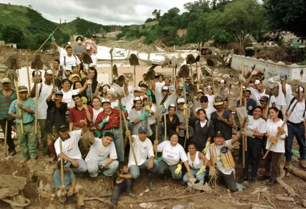 Integrantes de Médicos Sin Fronteras y personas voluntarias ayudando en la limpieza tras el paso del huracán Mitch.