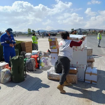 Un equipo de Médicos Sin Fronteras bajando cajas de suministros tras las inundaciones en Hidalgo.