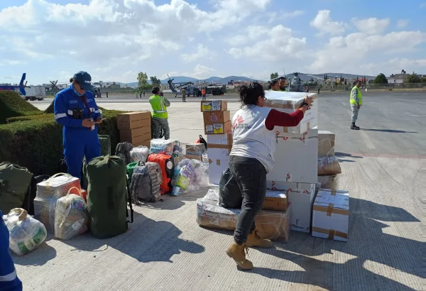 Un equipo de Médicos Sin Fronteras bajando cajas de suministros tras las inundaciones en Hidalgo.