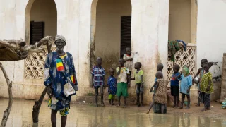Un hombre afectado por las inundaciones en Mali busca refugio enun edificio abandonado.