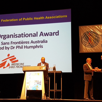 Reconocimiento a MSF Australia aceptado por el Dr. Phil Humphris