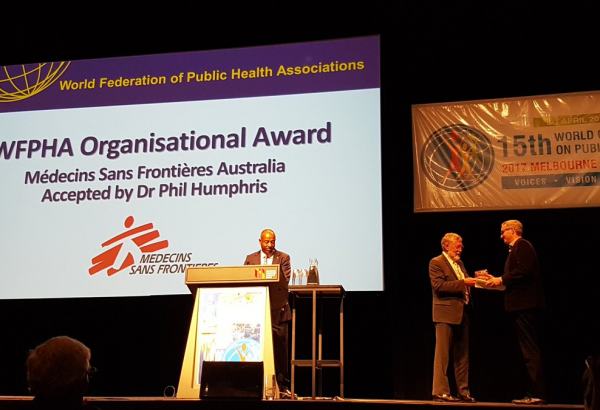 Reconocimiento a MSF Australia aceptado por el Dr. Phil Humphris
