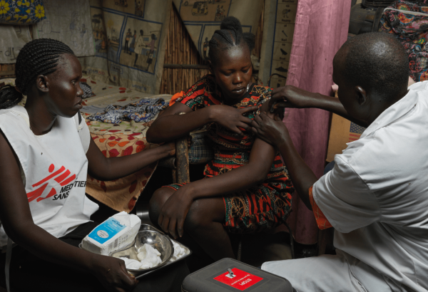 Una mujer es vacunada contra la hepatitis E en Bentiu, Sudán del sur, en 2022.
