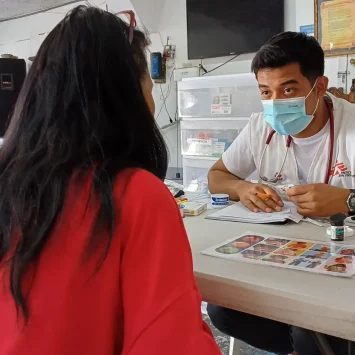 Médico de MSF durante una consulta médica en el proyecto de Ciudad Juárez, Chihuahua.