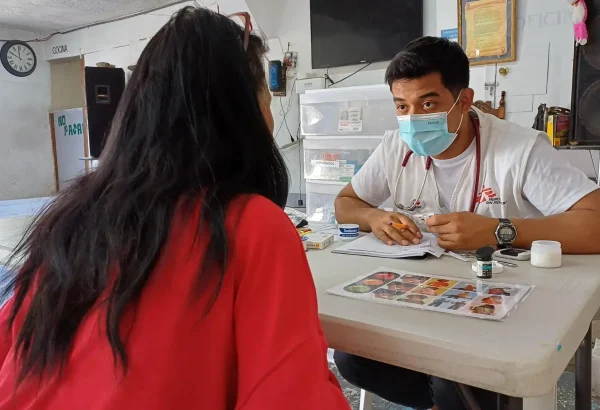 Médico de MSF durante una consulta médica en el proyecto de Ciudad Juárez, Chihuahua.