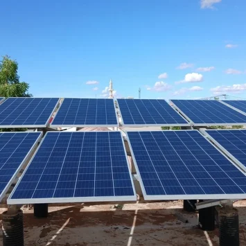 Paneles solares recién instalados en la azotea del Hospital Regional de Mudug en Galkayo, Somalia, como parte de la Iniciativa Verde de MSF.