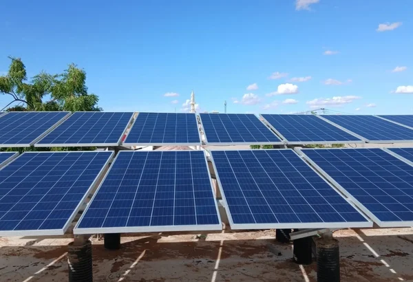 Paneles solares recién instalados en la azotea del Hospital Regional de Mudug en Galkayo, Somalia, como parte de la Iniciativa Verde de MSF.