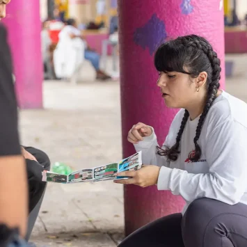 Una trabajadora comunitaria de MSF en Suchiate, en el sur de México, explica los servicios que presta la organización en la cercana ciudad de Tapachula y en el resto del país a los migrantes que acaban de cruzar la frontera desde Guatemala.