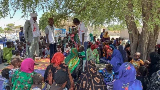 Un grupo de integrantes de MSF con personas de la comunidad de Sonori, en Chad, durante una plática.