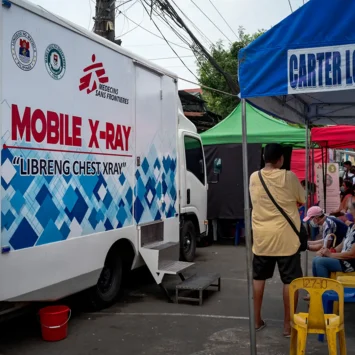Los residentes hacen fila para hacerse una prueba de rayos X gratuita en uno de los sitios de búsqueda activa de casos de tuberculosis de MSF el 13 de marzo de 2023 en Tondo, Manila, Filipinas.
