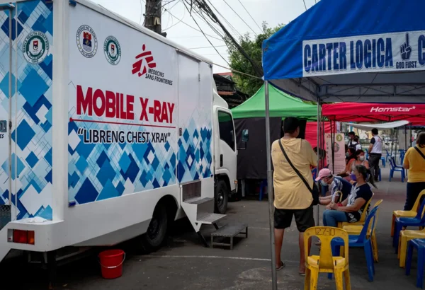 Los residentes hacen fila para hacerse una prueba de rayos X gratuita en uno de los sitios de búsqueda activa de casos de tuberculosis de MSF el 13 de marzo de 2023 en Tondo, Manila, Filipinas.