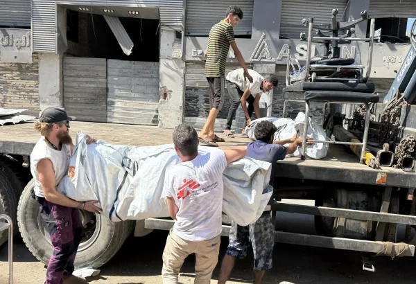 El personal de logística de MSF desmantelando y evacuando las tiendas de campaña que a menudo se utilizan para triaje, ya no están disponibles para la afluencia de heridos debido a los continuos ataques aéreos israelíes. © MSF