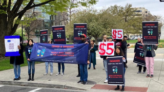 MSF protestó junto con otros activistas de la salud mundial frente a la corporación estadounidense Danaher