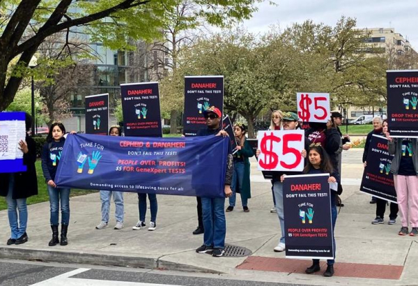 MSF protestó junto con otros activistas de la salud mundial frente a la corporación estadounidense Danaher