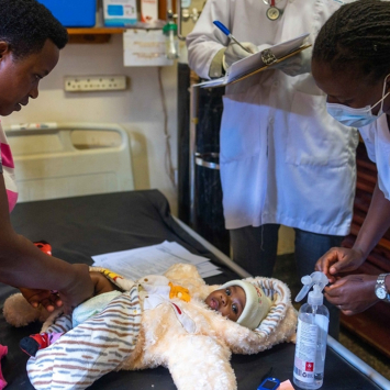 Un niño con tuberculosis siendo tratado por MSF en Uganda.