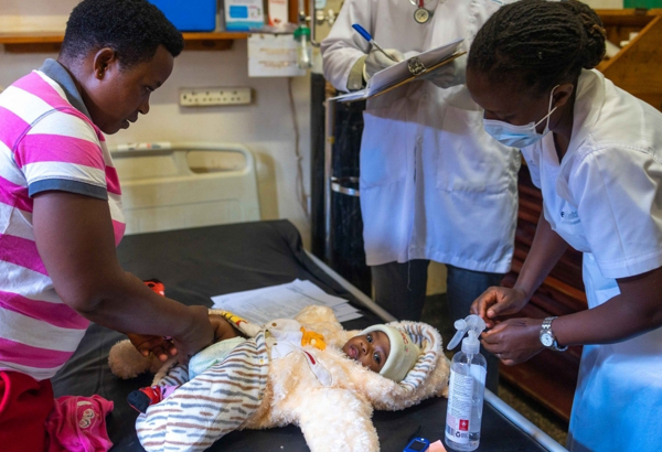 Un niño con tuberculosis siendo tratado por MSF en Uganda.