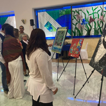 En el evento MSF presentó pinturas y manualidades realizadas por sobrevivientes de tortura. Estas son elaboradas en el centro como parte del proceso terapéutico de las personas. © MSF