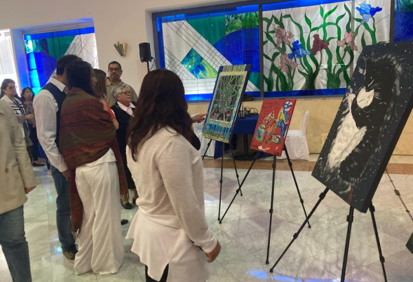 En el evento MSF presentó pinturas y manualidades realizadas por sobrevivientes de tortura. Estas son elaboradas en el centro como parte del proceso terapéutico de las personas. © MSF