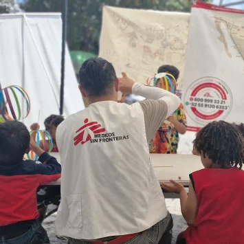 A través del juego el equipo de MSF enseña habilidades psicomotrices, parentales, trabajo en equipo y convivencia a las infancias migrantes.