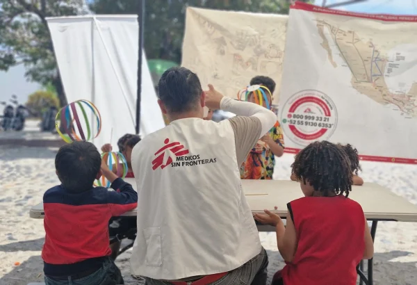 A través del juego el equipo de MSF enseña habilidades psicomotrices, parentales, trabajo en equipo y convivencia a las infancias migrantes.
