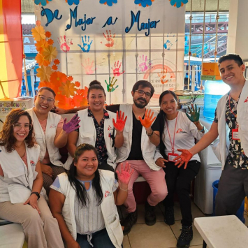 Fidencio, enfermero y equipo en el proyecto de migración en Guatemala.